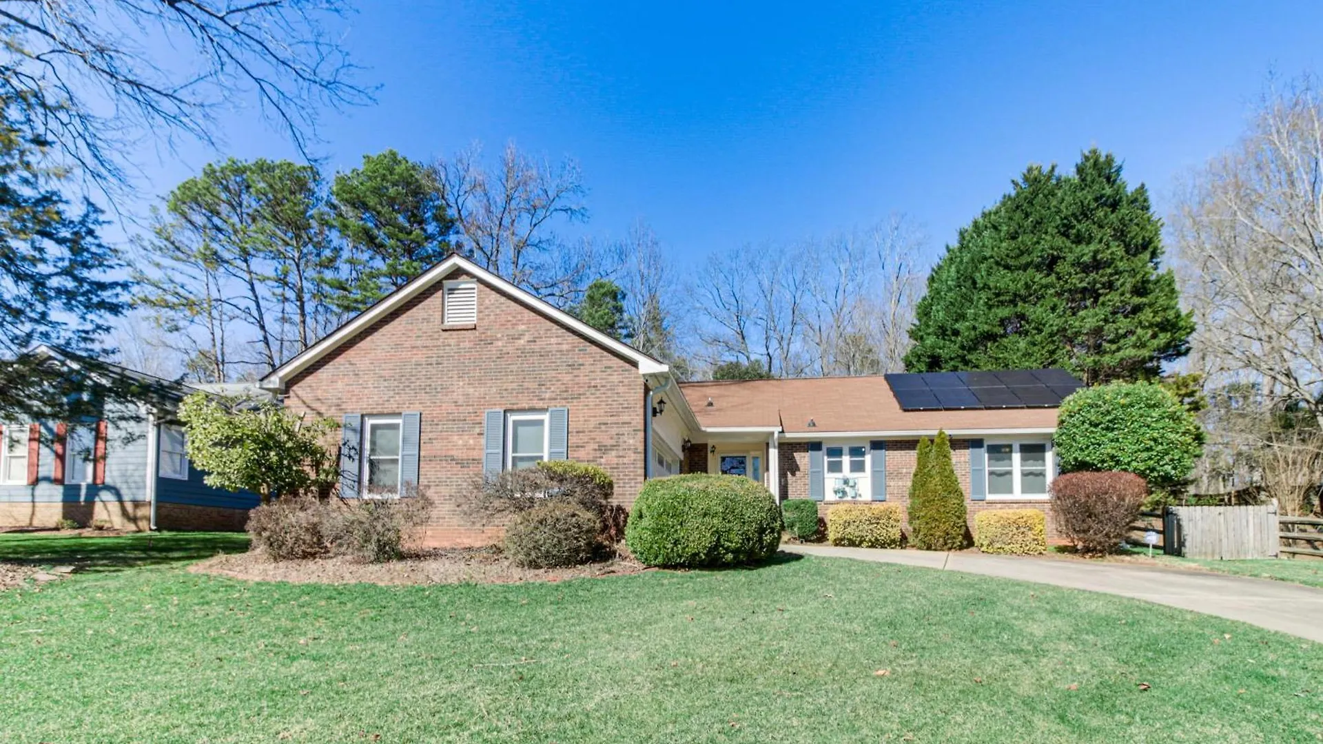 Сasa de vacaciones Lovely Charlotte Home With Yard 9 Mi To Uptown!