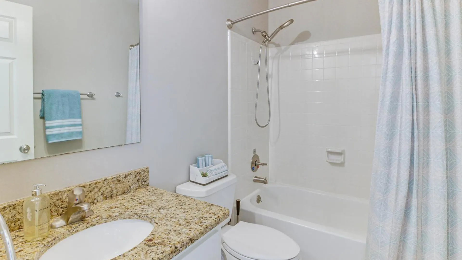 Сasa de vacaciones Lovely Charlotte Home With Yard 9 Mi To Uptown!
