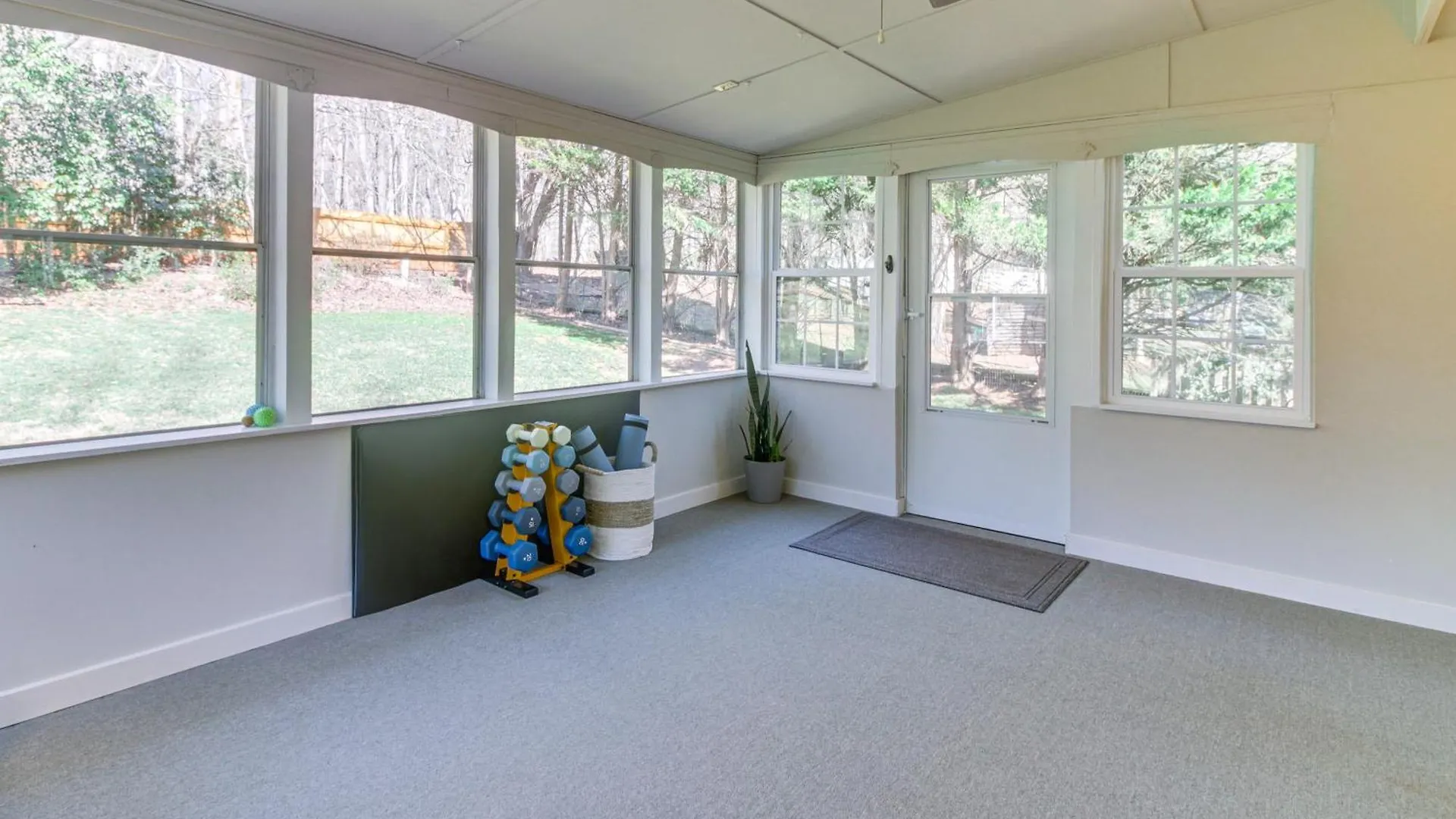 Сasa de vacaciones Lovely Charlotte Home With Yard 9 Mi To Uptown!