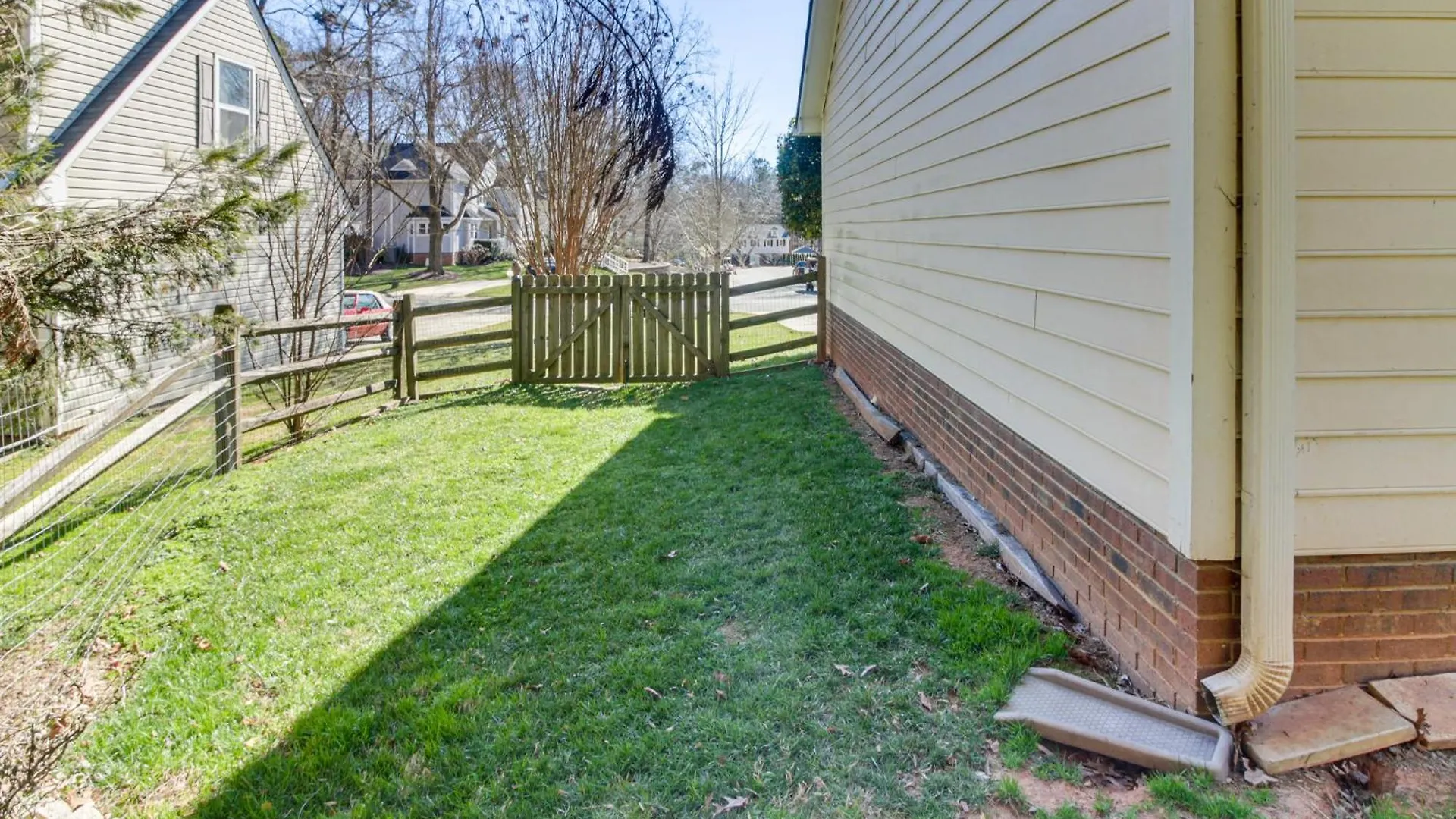 Сasa de vacaciones Lovely Charlotte Home With Yard 9 Mi To Uptown!